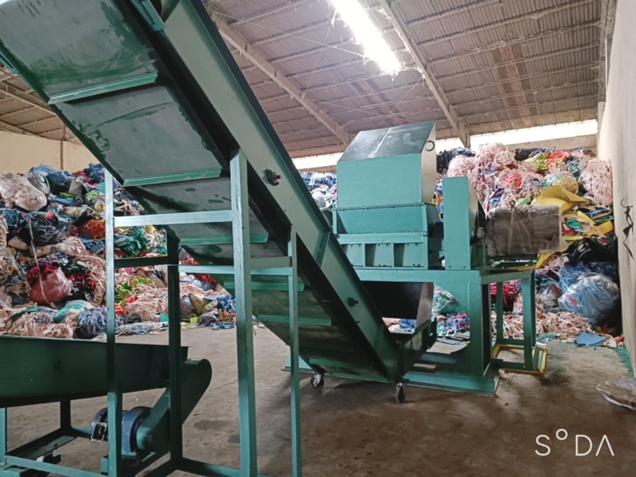 băng tải cấp liệu ngành nhựa